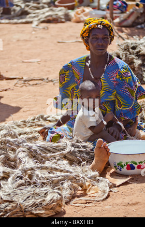 Une femme vend la corde dans le marché hebdomadaire de Djibo dans le nord du Burkina Faso. Banque D'Images