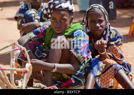 Une jeune fille vend des détenteurs de calebasse dans le marché hebdomadaire de Djibo dans le nord du Burkina Faso. Banque D'Images