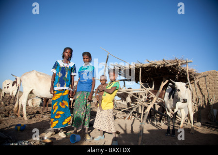 Femme peule et les enfants dans le village d'Bantagiri saisonnières dans le nord du Burkina Faso. Les Peuls sont traditionnellement nomades. Banque D'Images