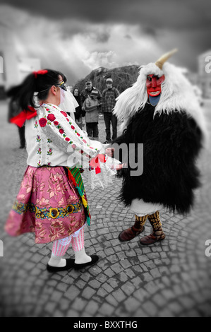 & Fullmetal femmes en costume traditionnel à l'Busojaras ( Busójárás ) carnival Mohacs Banque D'Images