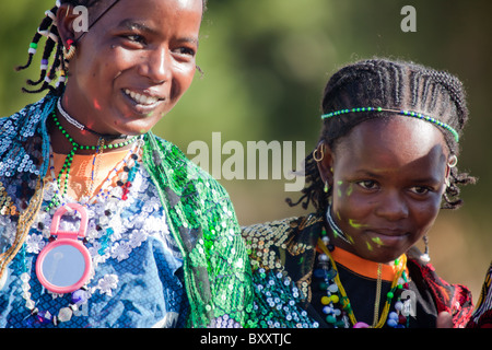 Les jeunes femmes peules dans le village d'Bantagiri saisonnières dans le nord du Burkina Faso. Les Peuls sont des pasteurs nomades. Banque D'Images