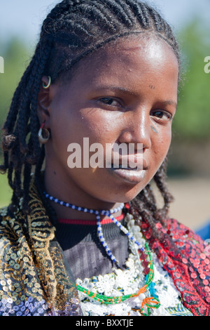 Jeune femme peule dans le village d'Bantagiri saisonnières dans le nord du Burkina Faso. Les Peuls sont des pasteurs nomades. Banque D'Images