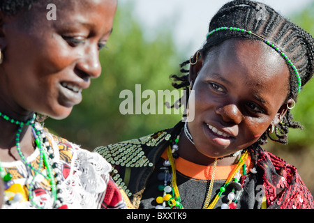 Les jeunes femmes peules dans le village d'Bantagiri saisonnières dans le nord du Burkina Faso. Les Peuls sont des pasteurs nomades. Banque D'Images