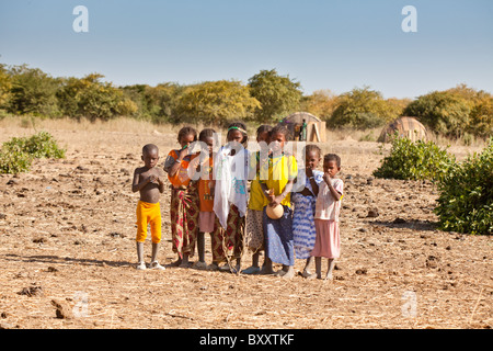 Groupe d'enfants le village peul de saison d'Bantagiri dans le nord du Burkina Faso. Les Peuls sont des pasteurs nomades. Banque D'Images