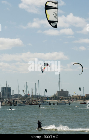 Le Kite Surf / voile / embarquement à St Kilda sur la baie de Port Phillip, Melbourne Banque D'Images