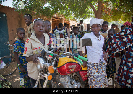 Les enfants au marché de village peul de Bourro dans le nord du Burkina Faso. Banque D'Images