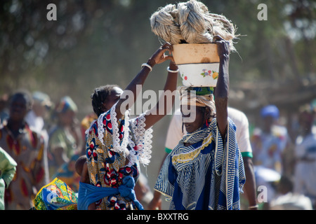 Les femmes peul au marché du village de Bourro dans le nord du Burkina Faso. Banque D'Images