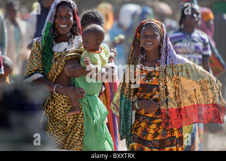 Les femmes peul au marché du village de Bourro dans le nord du Burkina Faso. Banque D'Images