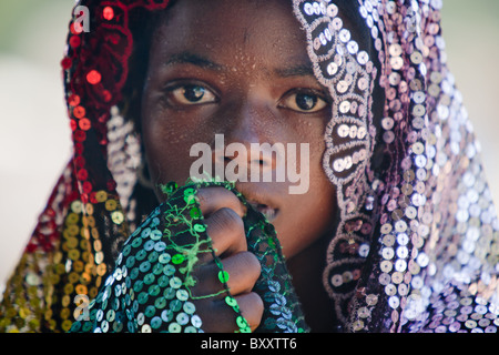 Jeune femme peule dans le marché du village de Bourro dans le nord du Burkina Faso. Les Peuls sont traditionnellement des pasteurs nomades, Banque D'Images