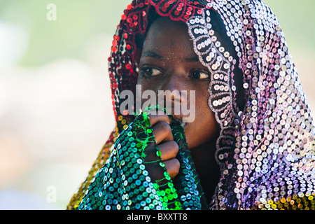 Jeune femme peule dans le marché du village de Bourro dans le nord du Burkina Faso. Les Peuls sont traditionnellement des pasteurs nomades, Banque D'Images