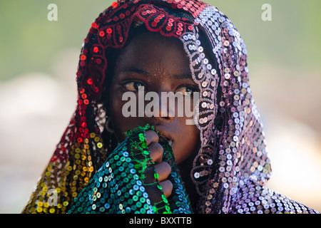 Jeune femme peule dans le marché du village de Bourro dans le nord du Burkina Faso. Les Peuls sont traditionnellement des pasteurs nomades, Banque D'Images