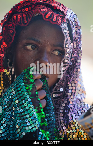 Jeune femme peule dans le marché du village de Bourro dans le nord du Burkina Faso. Les Peuls sont traditionnellement des pasteurs nomades, Banque D'Images