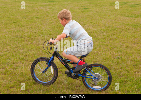 Un modèle a publié la photo d'un garçon de 7 ans le vélo au Royaume-Uni Banque D'Images