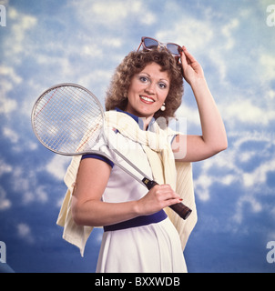 Les femmes de race blanche femme fille sur court de tennis Banque D'Images