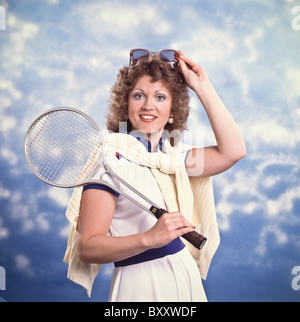 Les femmes de race blanche femme fille sur court de tennis Banque D'Images