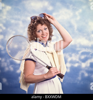 Les femmes de race blanche femme fille sur court de tennis Banque D'Images