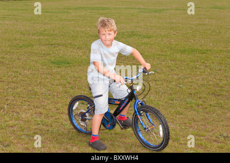 Un modèle a publié la photo d'un garçon de 7 ans le vélo au Royaume-Uni Banque D'Images