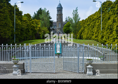 L'église et statue de la Bienheureuse Vierge Marie en tour du lac, dans le comté de Cork, Irlande Banque D'Images