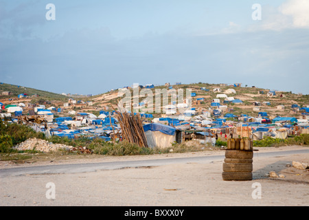 Un camp de personnes déplacées (PDI) en dehors de Port-au-Prince après un violent séisme a endommagé des milliers d'habitations. Banque D'Images