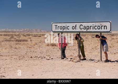 Tropique du Capricorne road sign marker, Gaub Passer au nord de solitaire, la Namibie, l'Afrique australe. Banque D'Images