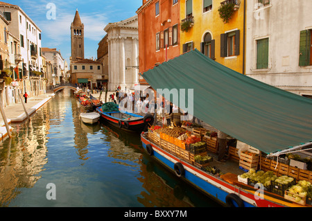 Marché de Fruits flottants sur un bateau - Campo San Barnarba - Venise Italie. Banque D'Images