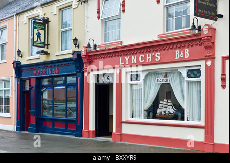 Lynch's Bed and Breakfast guesthouse et Marrinan bar dans la ville touristique de Kilkee, comté de Clare, à l'ouest de l'Irlande Banque D'Images