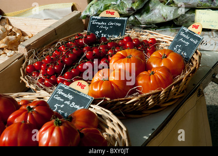 Paniers de tomates pour la vente à un marché français Banque D'Images