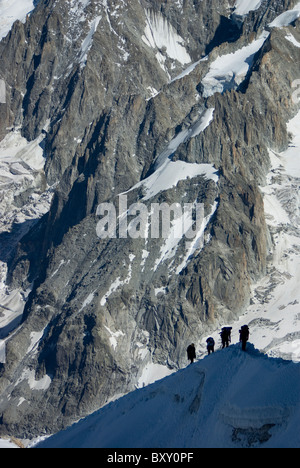 Un groupe retour après l'ascension du Mont Blanc, Alpes, France. Banque D'Images