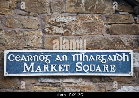 Signe de la place du marché en gaélique et en anglais traditionnel pittoresque ville de Youghal, comté de Cork, Irlande Banque D'Images