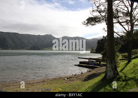 Lac des 7 villes, Açores, est un lac, de deux consisti écologiquement-différent petit lacs reliés par un passage étroit. Banque D'Images