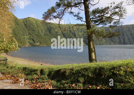 Lac des 7 villes, Açores, est un lac, de deux consisti écologiquement-différent petit lacs reliés par un passage étroit. Banque D'Images