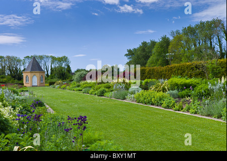 Jardin de Ballymaloe Cookery School avec style Gothique maison d'été et frontières vivaces, dans le comté de Cork, Irlande Banque D'Images