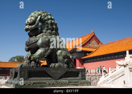 La Cité Interdite, GuGong, Beijing, Chine, UNESCO World Heritage Site, lion de bronze Banque D'Images