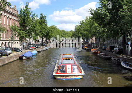 Bateau de tourisme sur le canal à Amsterdam, Hollande Banque D'Images