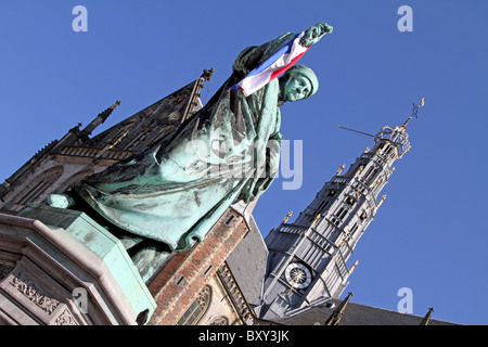 Statue de Laurens Janszoon Coster et la Grote Kerk ou église St. Balo à Haarlem, Hollande Banque D'Images