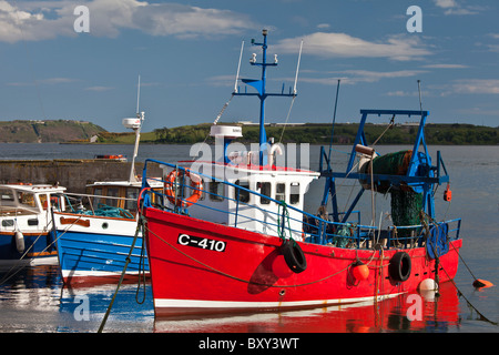 En tant que destination touristique populaire Cobh Harbour avec des bateaux de pêche dans le comté de Cork, Irlande Banque D'Images