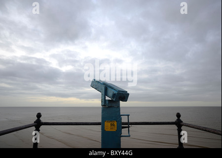 Jumelles à monnayeur pour les touristes Reculver Kent Banque D'Images