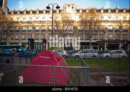 Paris, France, scènes de rue, tente sans-abri dans le parc de la ville , façade de l'Hôtel de luxe, (place de République) (avant rénovations) Banque D'Images