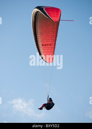 Aux commandes de son pilote Parapente Nova à Milk Hill au nord de Alton Barnes, près de Marlborough dans le Wiltshire en Angleterre Banque D'Images