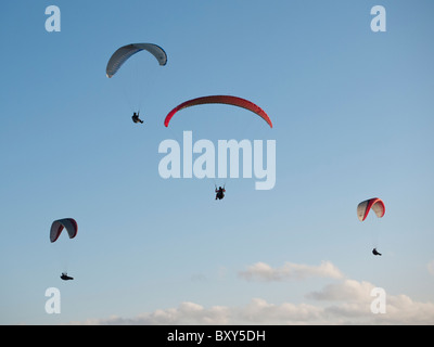 Bénéficiant d'un parapente jours parfaits volant à Milk Hill north ou Alton Barnes près de Marlborough dans le Wiltshire en Angleterre Banque D'Images