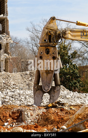 Un processeur universel LaBounty pièce jointe sur une excavatrice. Utilisé pour pulvériser le béton pour l'armature en métal de récupération. Voir la description. Banque D'Images