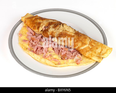 Ou fraîchement cuit oeufs omelette jambon préparé trois servi sur une plaque avec un chemin de détourage et aucun peuple Banque D'Images