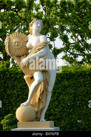 Statue de 'la vérité'. Jardins Royaux de Herrenhausen, Hanovre, Basse-Saxe, Allemagne. Banque D'Images