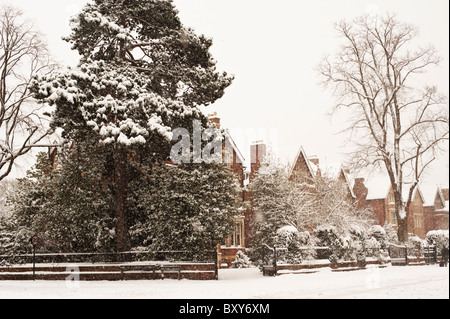 Maisons au bord de Banbury Road, Oxford, lors d'une forte tempête de l'hiver. Banque D'Images