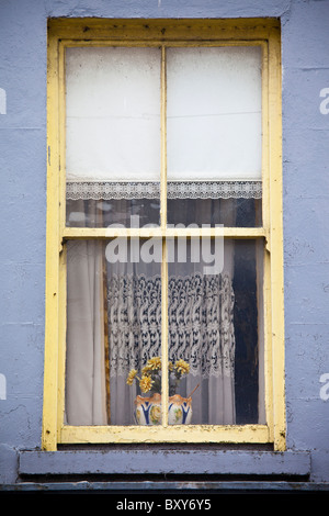 Des rideaux de dentelle et un rouleau garni de dentelle en fenêtre normale à Ennistymon (Ennistimon), comté de Clare, à l'ouest de l'Irlande Banque D'Images