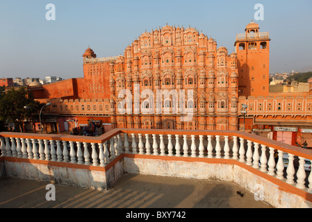 Vue avant de l'Hawa Mahal, sait aussi que le palais des vents, Jaipur, Inde Banque D'Images