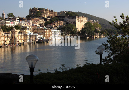 Paysage urbain d'Udaipur avec le complexe City Palace, Udaipur, Inde Banque D'Images