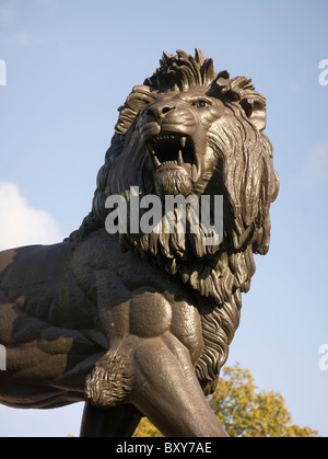 Reading, Berkshire. Place de Forbury, Maiwand monument à la campagne afghane de 1880, fonte statue de lion 1884-6. Banque D'Images