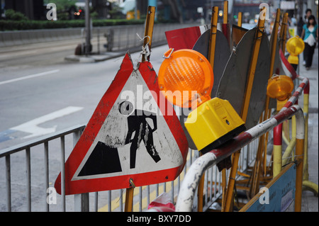 L'homme au travail signe et travaux routiers Signalisation dans une rue de Hong Kong Banque D'Images