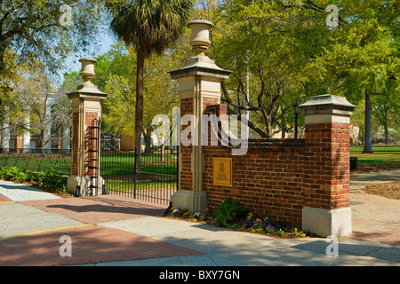 Historique de l'Université de Caroline du Sud porte en fer à cheval le long de la rue entrée Sumter à Columbia, SC, États-Unis d'Amérique. (Voir Description) Banque D'Images